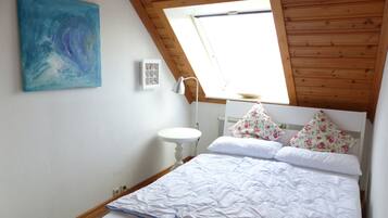 2 Schlafzimmer, Schreibtisch, Reisekinderbett