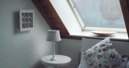 STRANDNAH**RUHIGE TOP-LAGE**Bis 4 Personen**GROßER BALKON**ALLERGIKERGEEIGNET