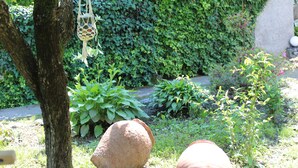 Un jardín con diversas plantas y un adorno colgante.