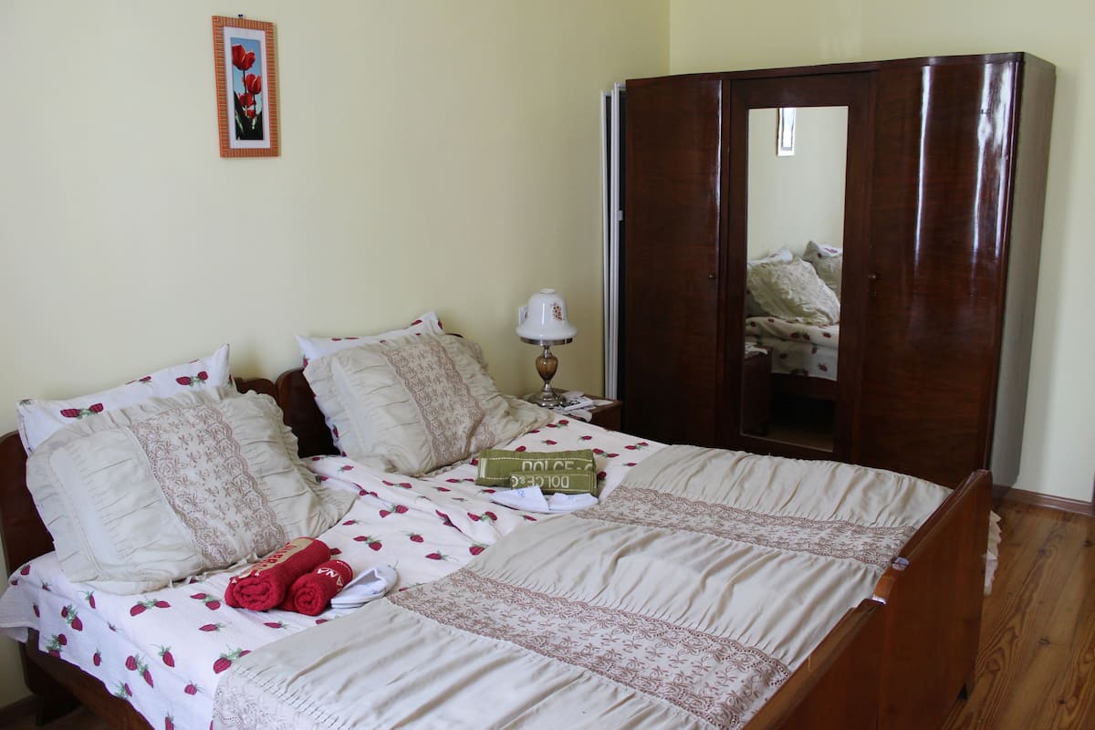 Honeymoon Double Room | Kalis bunyi, katil lipat simpan/tambahan, Wi-fi percuma, cadar katil 