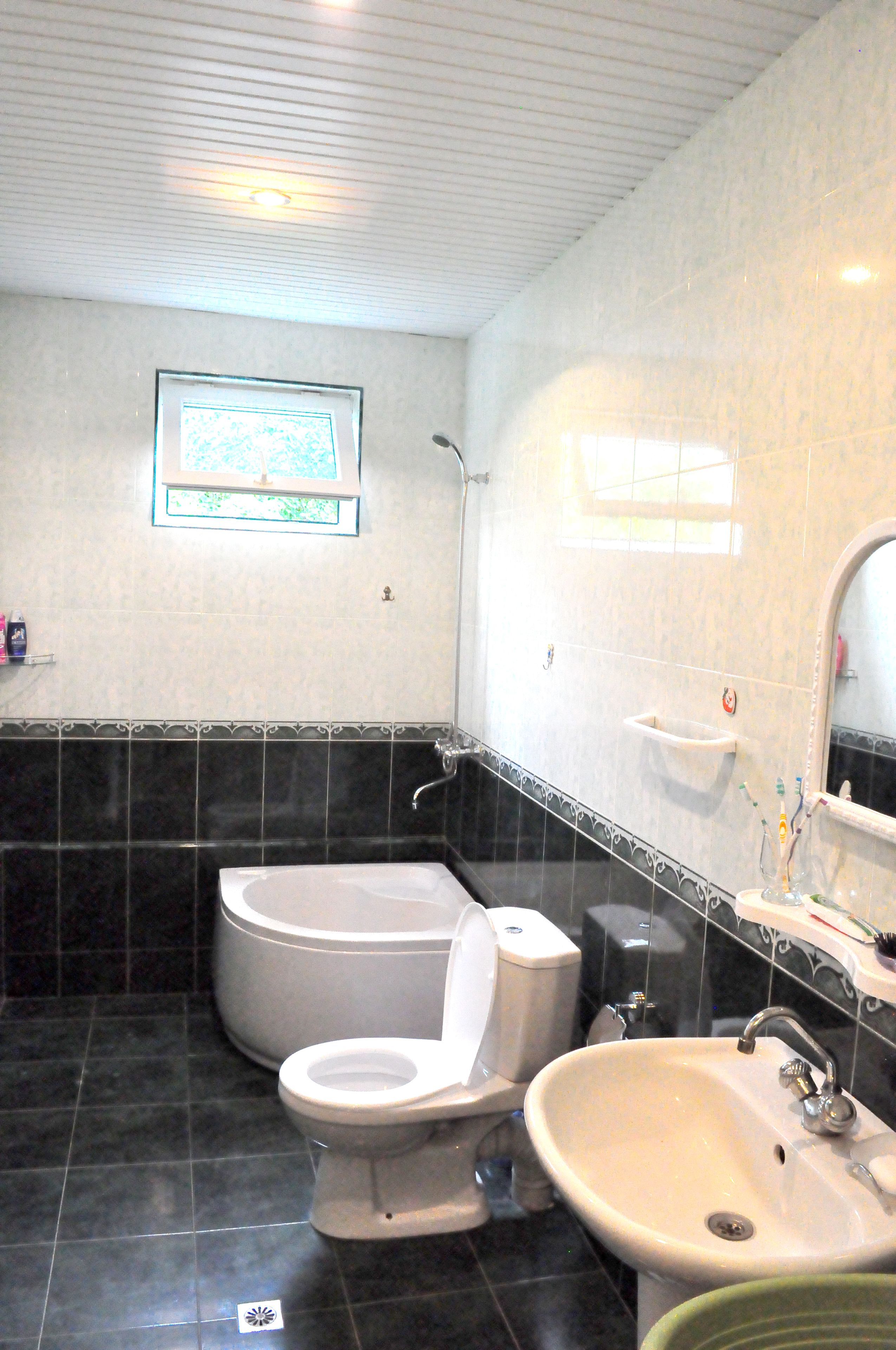 Douche, baignoire relaxante profonde, articles de toilette gratuits