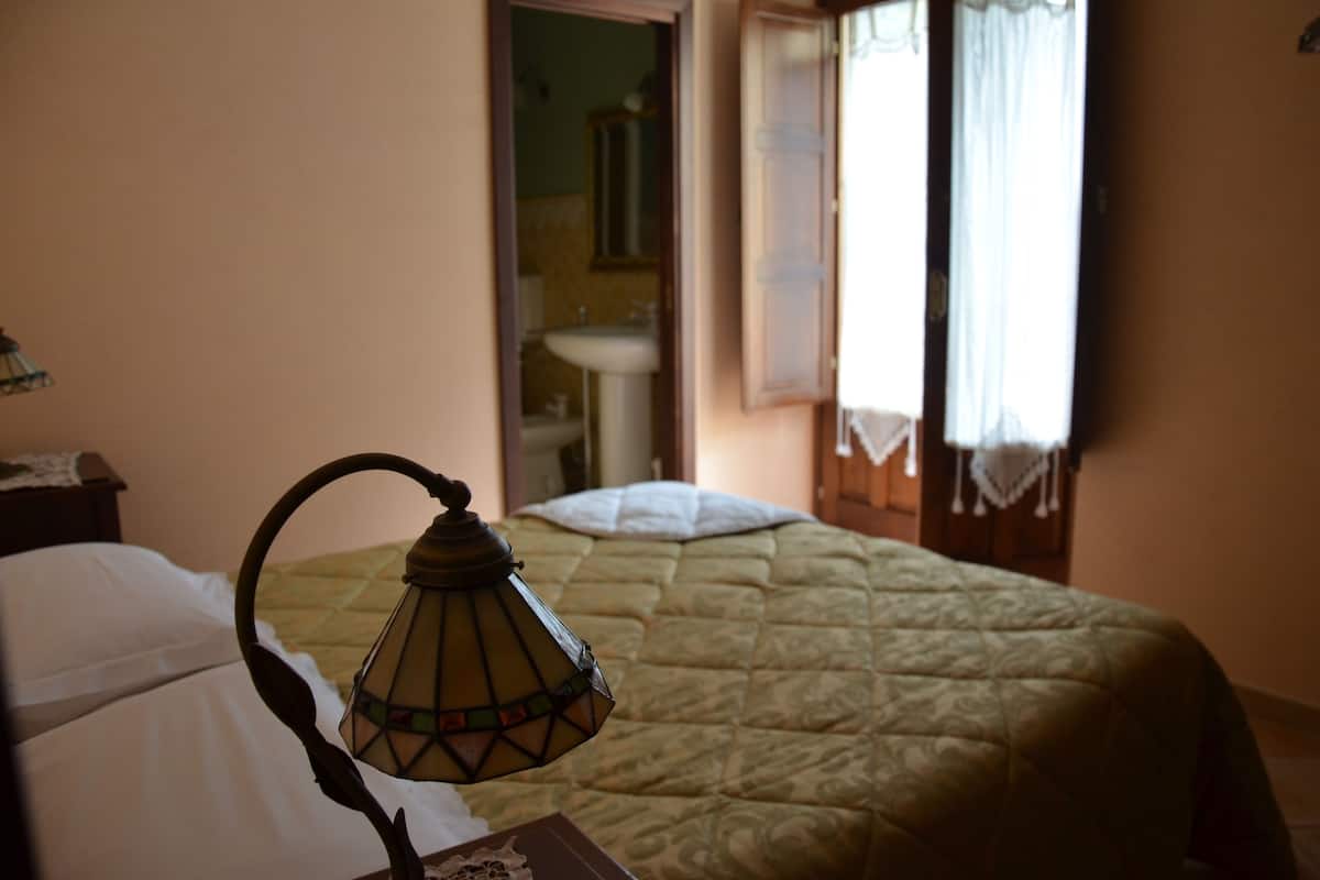 Classic Double Room (Salmone) | Desk, free WiFi, bed sheets