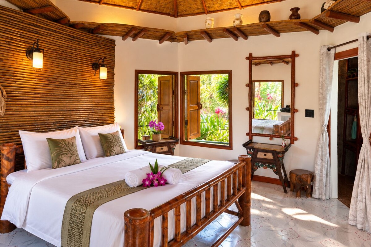 Comfort Bungalow, 1 Queen Bed, Terrace, Lakeside | Minibar, in-room safe, desk, blackout drapes