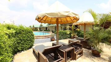 Alberca al aire libre y camastros