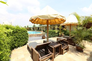 Piscina externa, espreguiçadeiras
