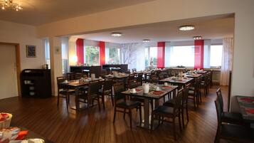 Colazione a buffet, servita nei giorni feriali (9.9 EUR a persona)