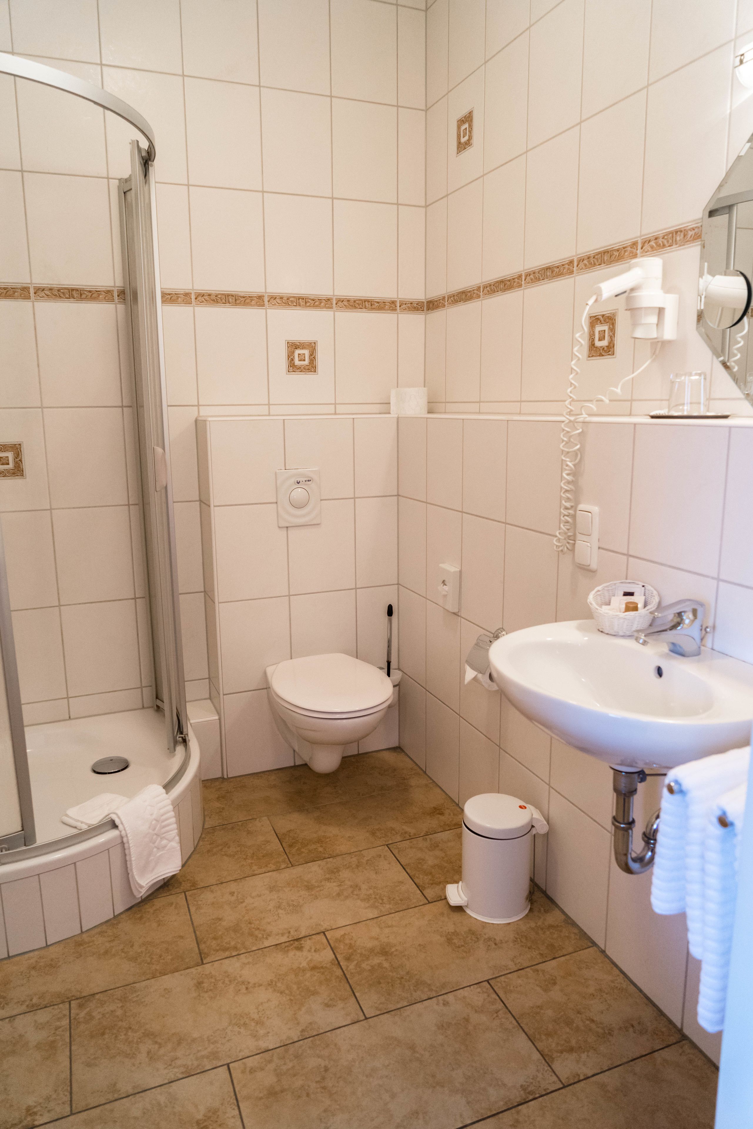 classic double room, non smoking | bathroom | shower, free toiletries, hair dryer, towels