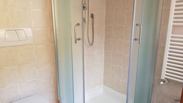 Classic Apartment, 3 Bedrooms | Bathroom shower