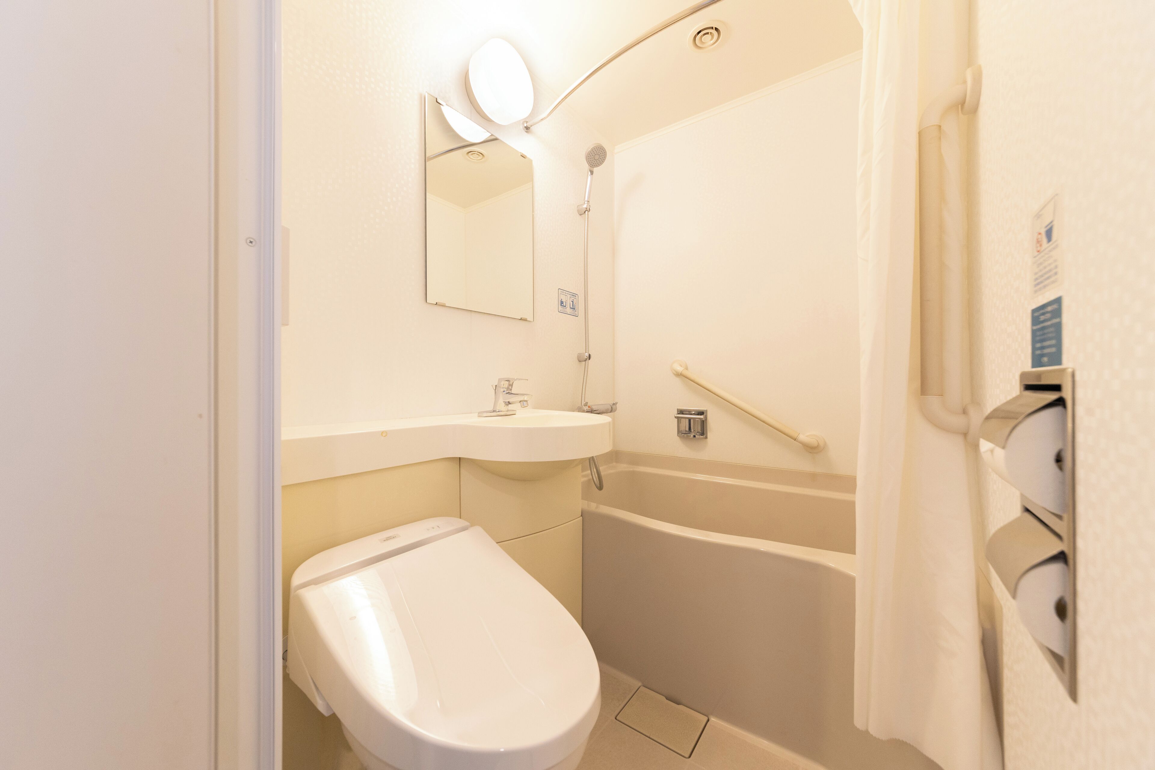 combined shower/bathtub, deep-soaking bathtub, free toiletries