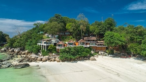 PĂ„ stranden, vit sandstrand, solstolar och strandhanddukar