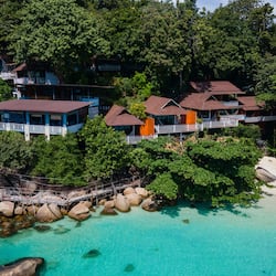 位於海灘上、白沙、躺椅、海灘浴巾