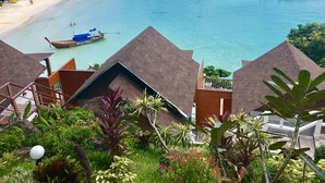 A coastal view with boats, a beach, and lush greenery. - Chareena Hill Resort - Pattaya Beach Koh Lipe (Koh Lipe)