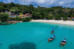 Beach nearby, white sand, sun-loungers, beach towels