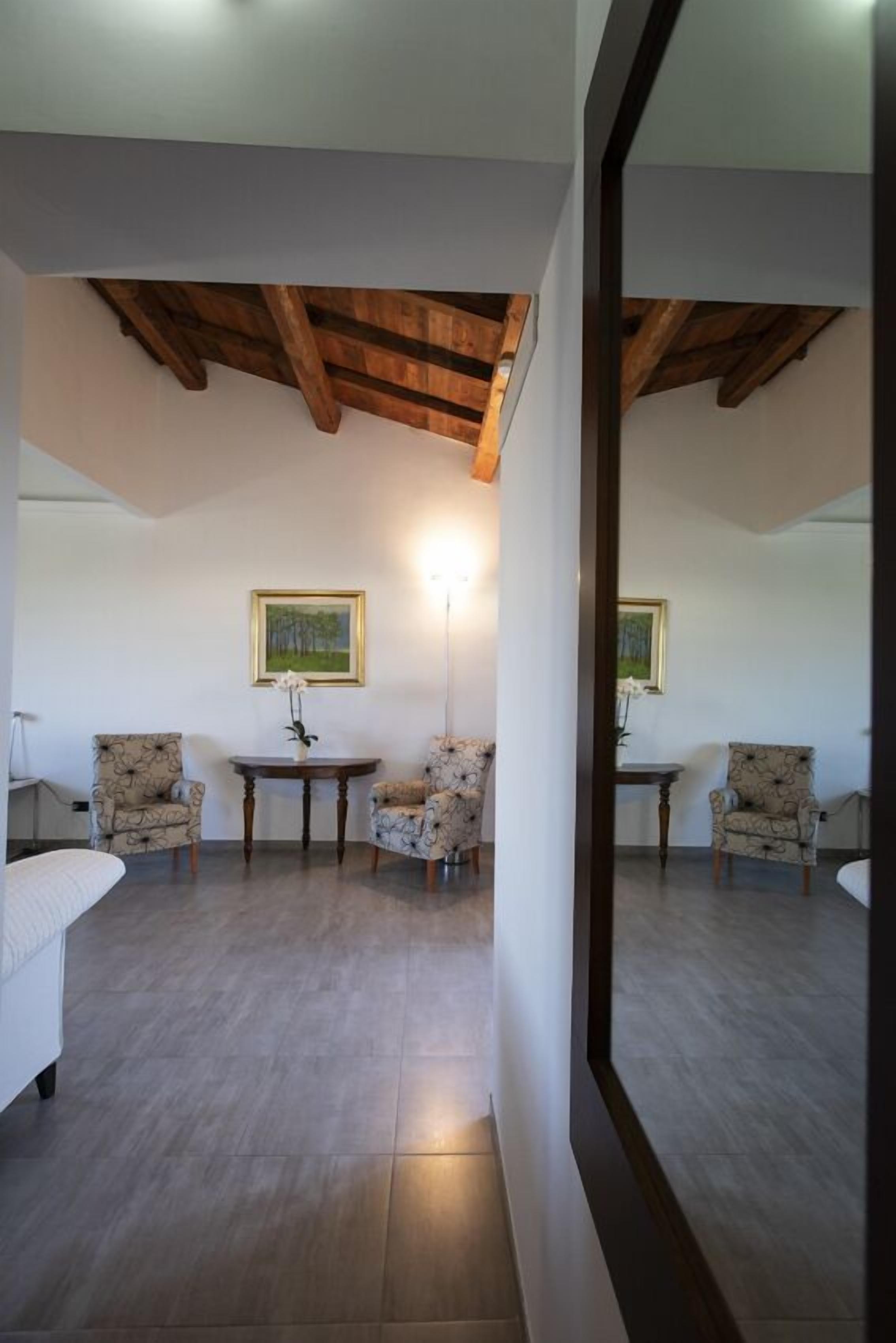 Familie suite, 2 slaapkamers, uitzicht op heuvels | Luxe beddengoed, een minibar, een kluis op de kamer, een bureau