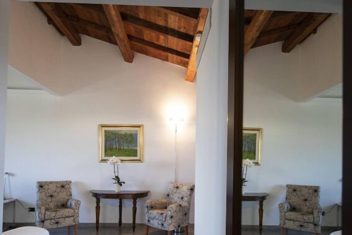 Familie suite, 2 slaapkamers, uitzicht op heuvels | Luxe beddengoed, een minibar, een kluis op de kamer, een bureau