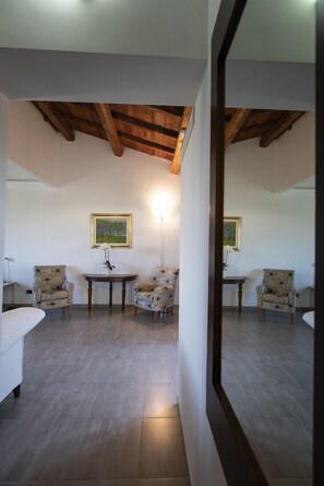 Familie suite, 2 slaapkamers, uitzicht op heuvels | Luxe beddengoed, een minibar, een kluis op de kamer, een bureau