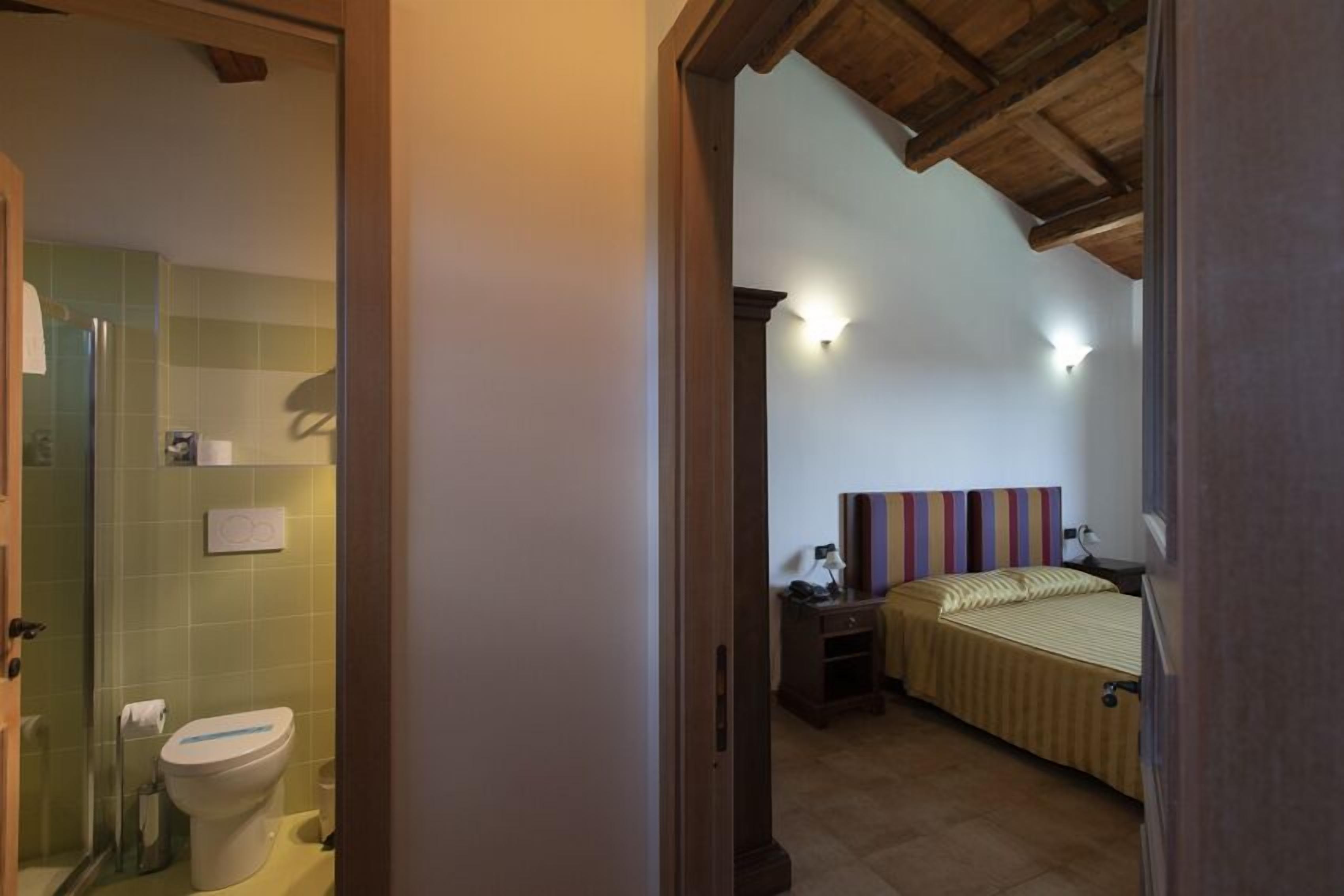 Kamer, 1 twee- of 2 eenpersoonsbedden | Luxe beddengoed, een minibar, een kluis op de kamer, een bureau