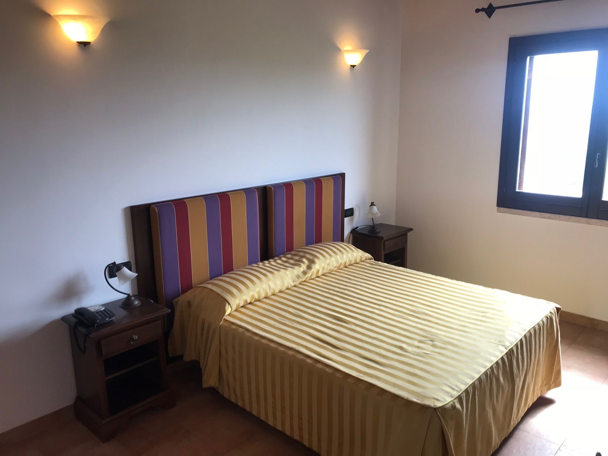 Luxe beddengoed, een minibar, een kluis op de kamer, een bureau