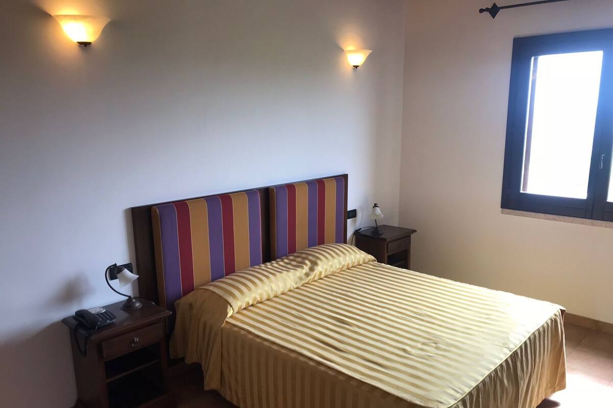 Luxe beddengoed, een minibar, een kluis op de kamer, een bureau