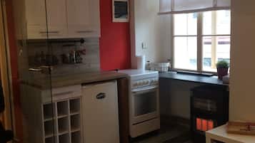 City Apartment, Kitchen, Courtyard Area | Private kitchenette | Fridge, microwave, oven, stovetop