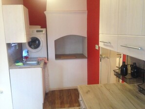 Appartement Ville, cuisine, côté cour intérieure | Coin cuisine privé | Réfrigérateur, micro-ondes, four, plaque de cuisson