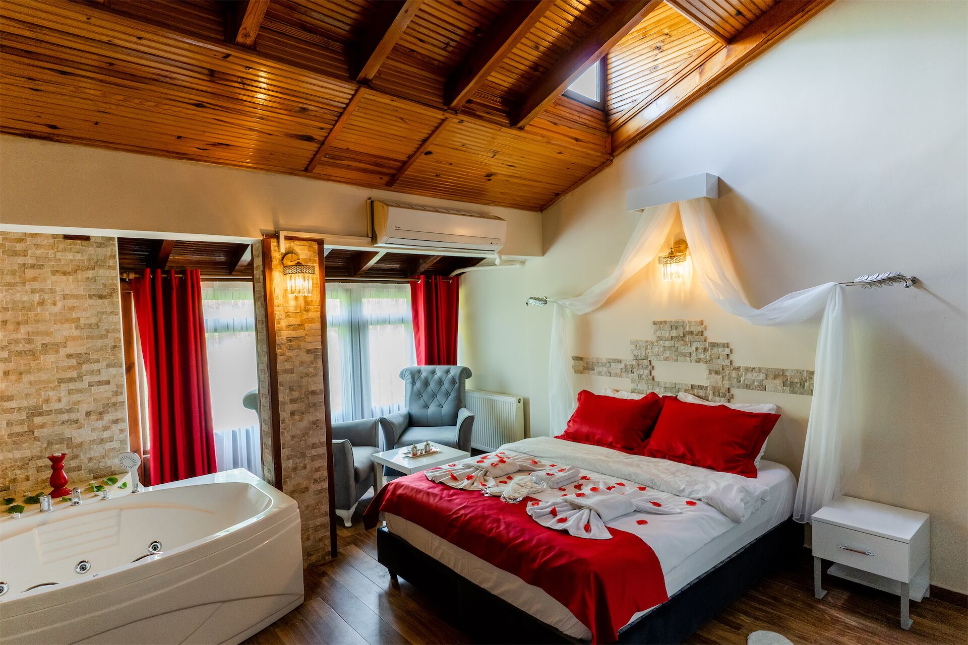 DELUXE JAKUZILI SOMINELI ODA