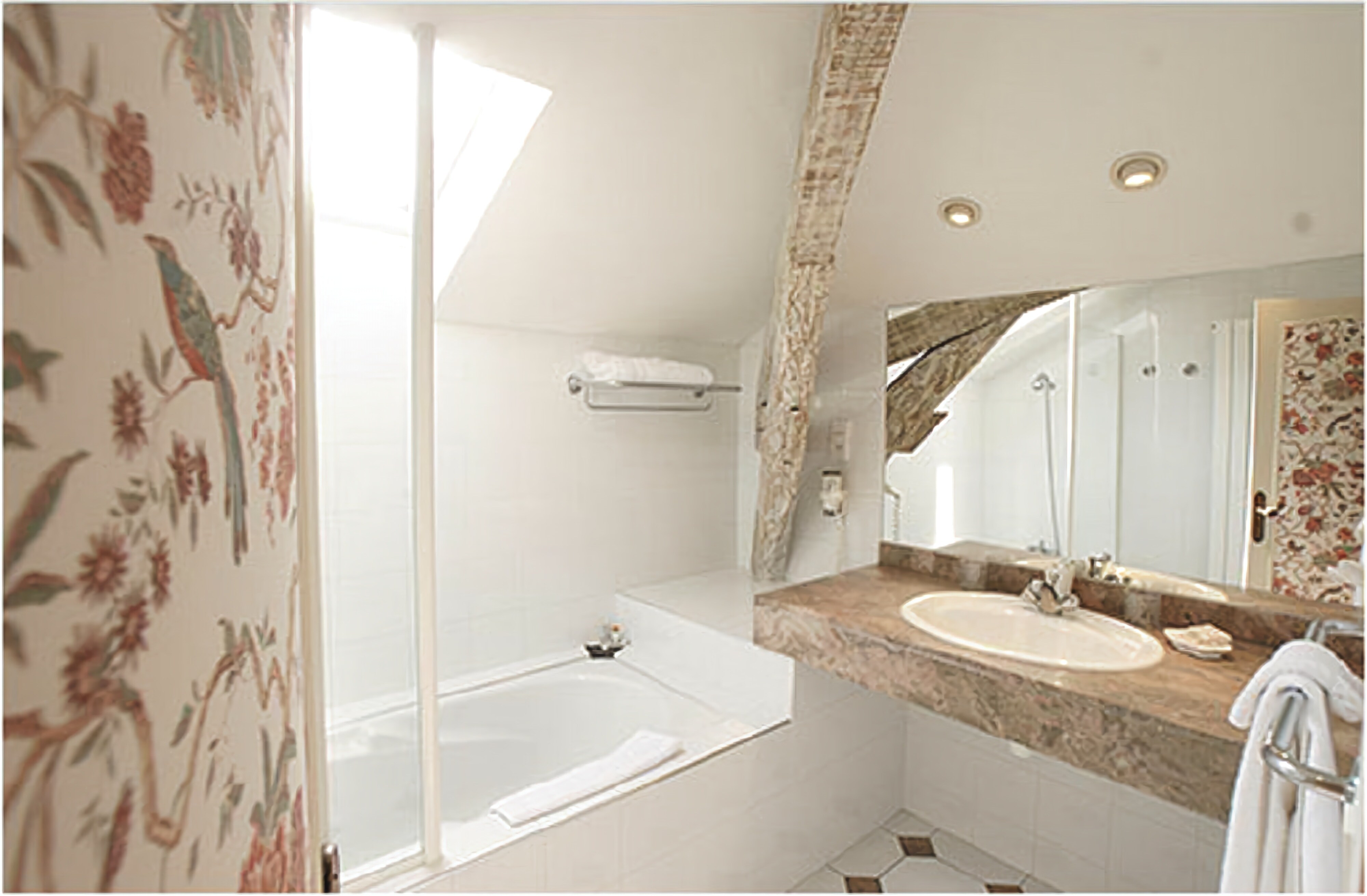 Kamar Double Superior, pemandangan lembah | Kamar mandi | Shower, pengering rambut,  dan handuk