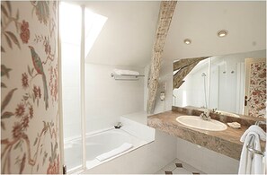 Superior Double Room, Valley View | Bathroom | Shower, hair dryer, towels - Le Chatenet (Brantôme en Périgord)