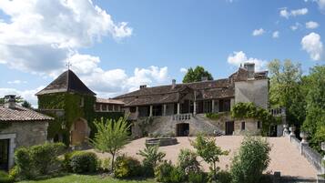 Mặt tiền nơi lưu trú