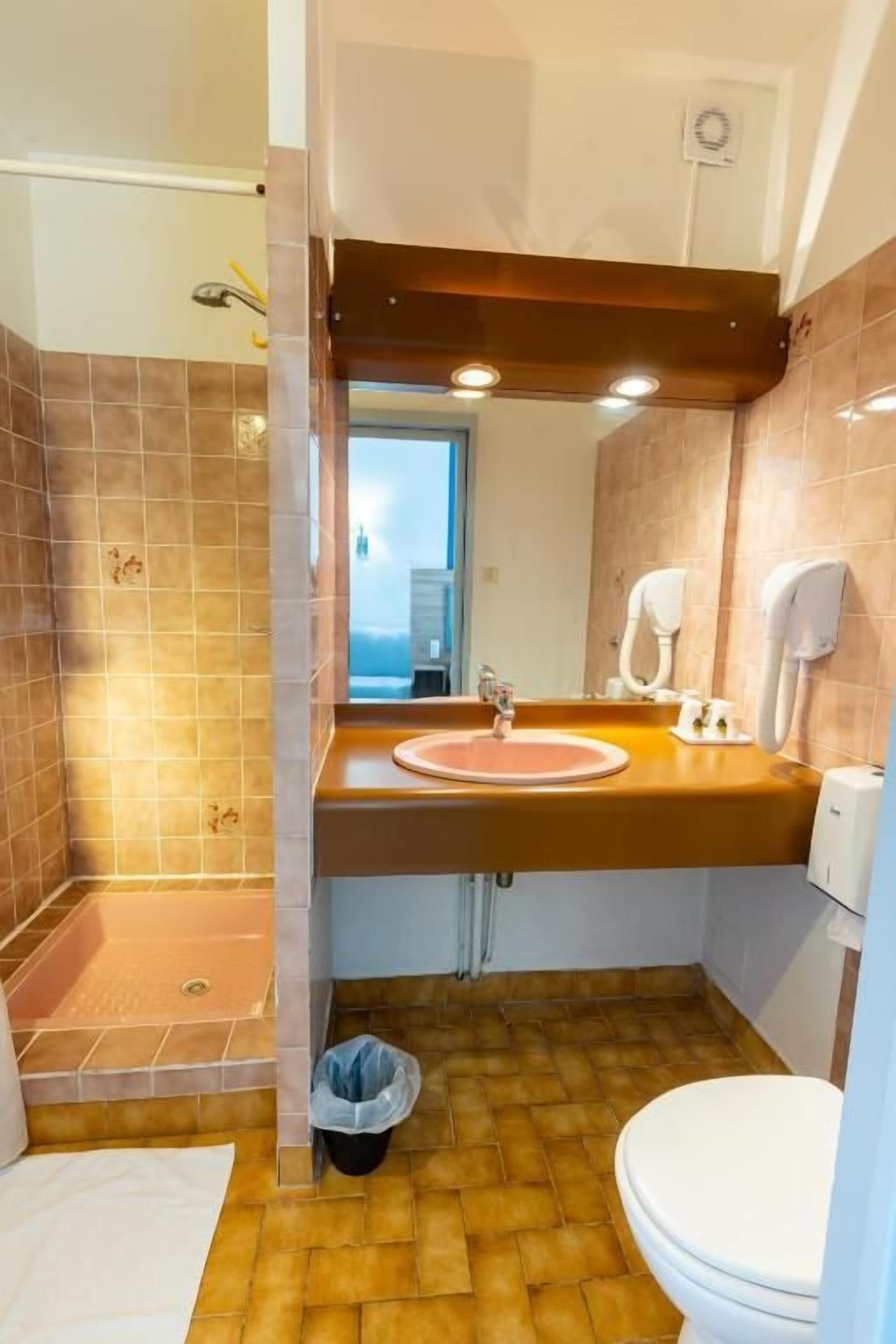 Kylpyhuone, jossa on suihku, pesuallas ja wc.