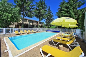 Outdoor pool, pool umbrellas, sun loungers - Le Clos Grand (Pradines)