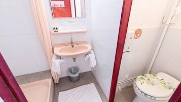 Ein Badezimmer mit Waschbecken, Spiegel und Toilette.