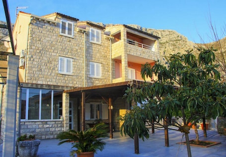 Exterior. Villa Konalic