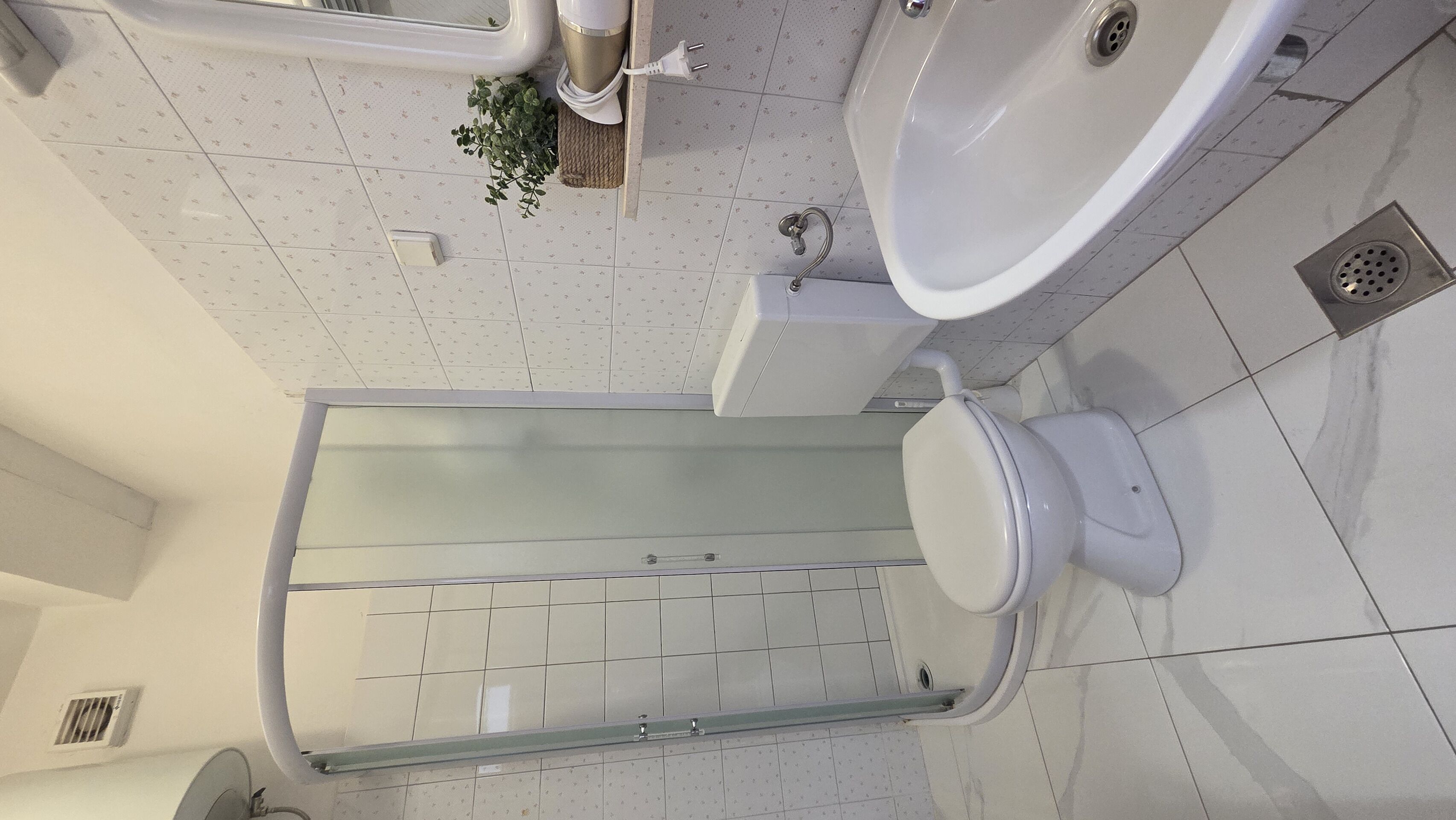Ein Badezimmer mit Toilette, Bidet und Waschbecken.