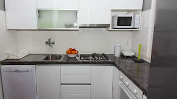 Apartamento, 1 habitación, vistas al jardín | Cocina privada | Frigorífico y hervidor eléctrico