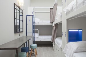 Literie de qualité, couette en duvet, bureau, rideaux d’obscurcissement