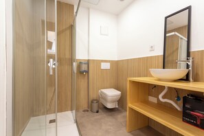 Habitación estándar doble, baño privado | Baño | Ducha, secador de pelo, toallas y jabón
