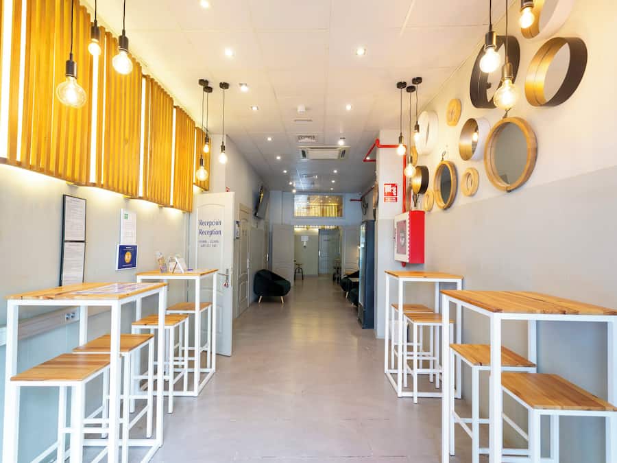 Felles sovesal, kun for kvinner (6-bed dorm) | Sengetøy av topp kvalitet, dundyner, skrivebord og blendingsgardiner