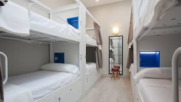 Slaapzaal, gemengd | Luxe beddengoed, donsdekens, een bureau, verduisterende gordijnen