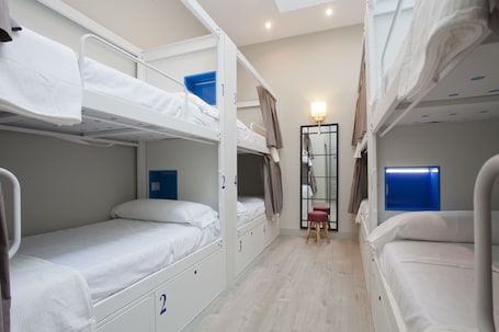 Ropa de cama de alta calidad, cubrecamas y escritorio