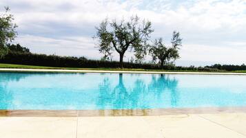 Piscine extérieure (ouverte en saison), chaises longues