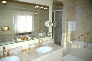 Chambre Double Deluxe, baignoire, vue piscine | Salle de bain | Douche, articles de toilette gratuits, sèche-cheveux