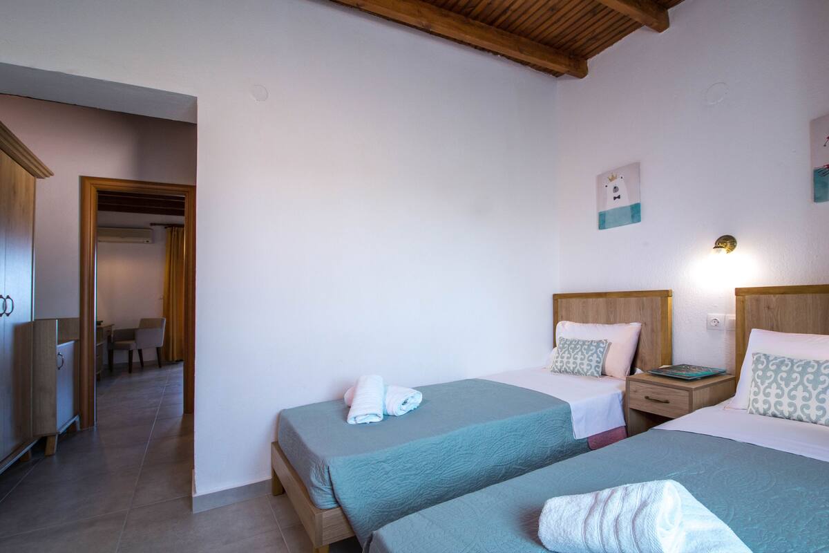 family room | 1 bedroom, desk, iron/ironing board, free wifi