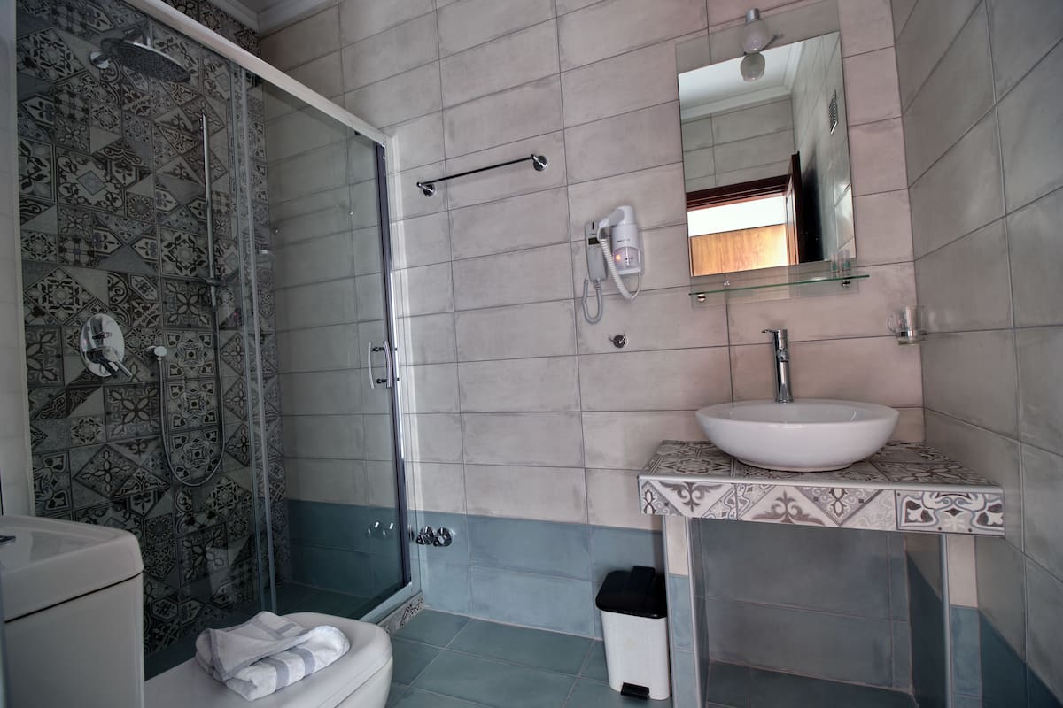 Habitación doble | Baño | Tina, tina profunda, amenidades de baño gratuitas, secadora de cabello