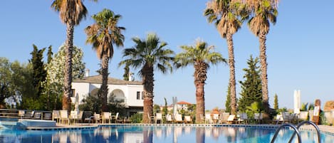 Seasonal outdoor pool