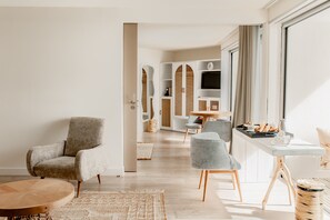 Suite - Prestige avec vue sur la mer | Minibar, in-room safe, desk, iron/ironing board - Hôtel Thalasso & Spa Les Corallines (La Grande-Motte)