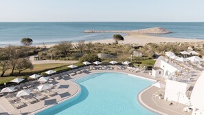 Indoor pool, seasonal outdoor pool, pool loungers - Hôtel Thalasso & Spa Les Corallines (La Grande-Motte)