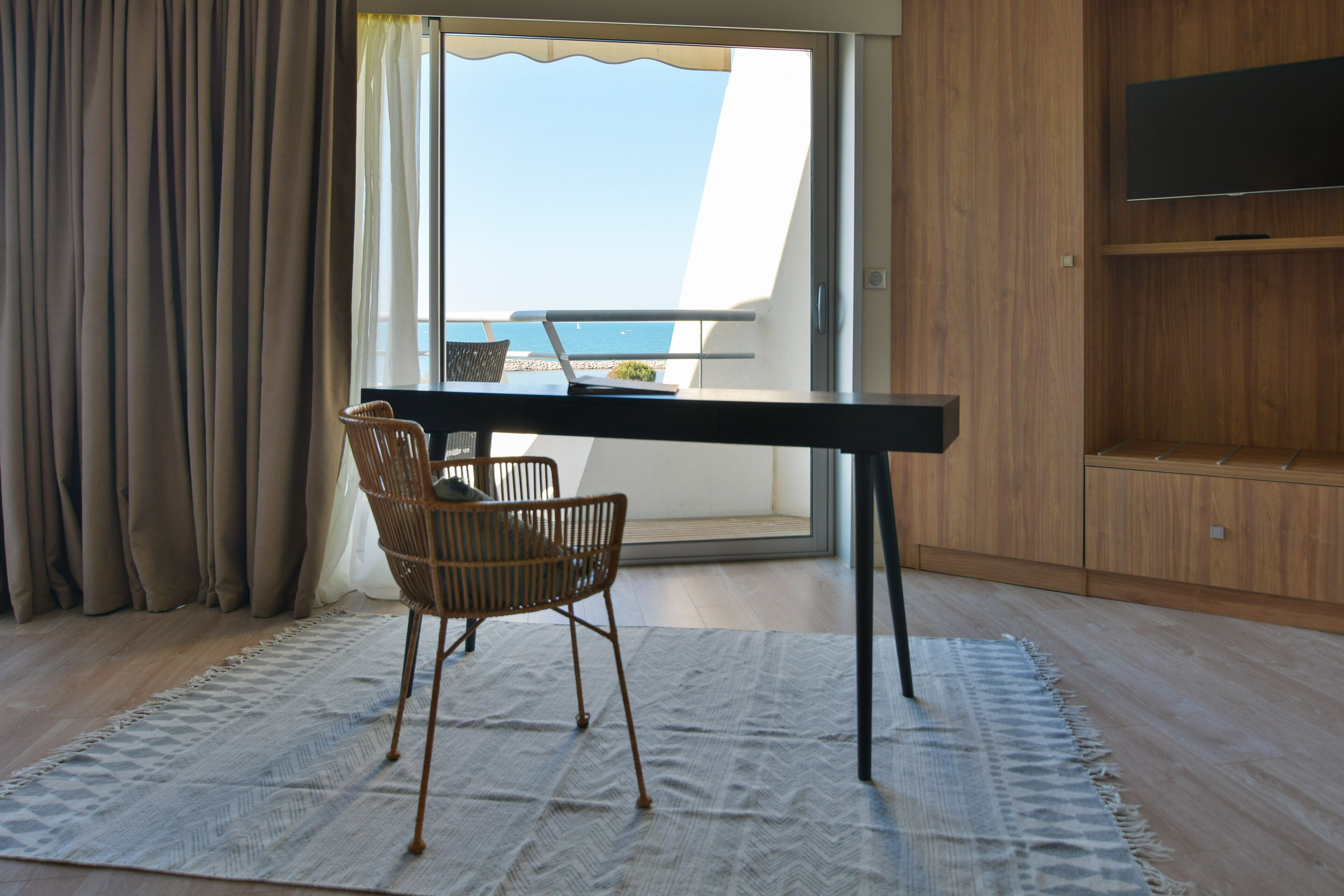 superior suite, sea view | living room | flat-screen tv