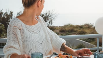 2 restaurantes; se sirven almuerzos y cenas