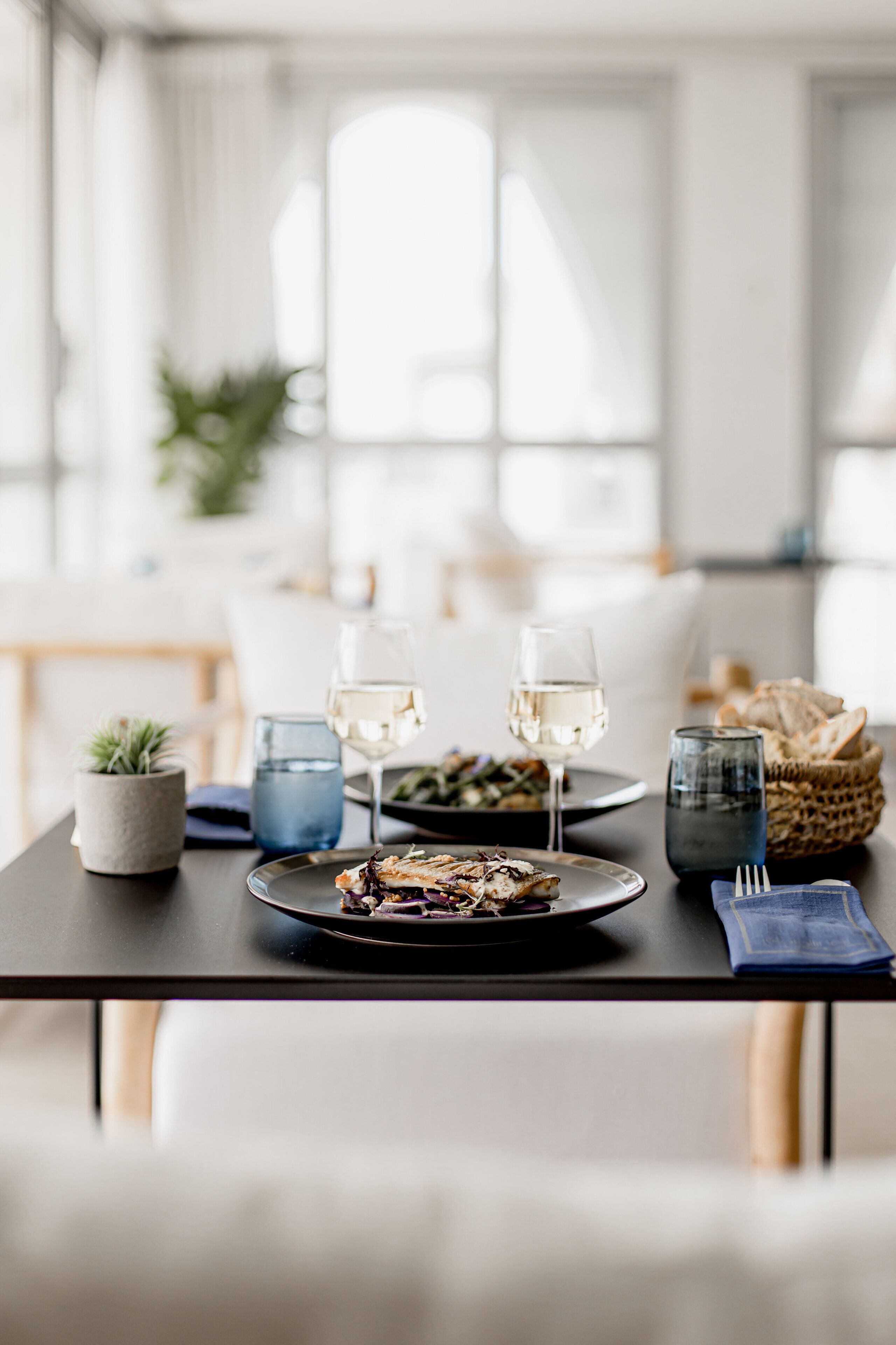 2 restaurants servant le déjeuner, spécialités Cuisine méditerranéenne